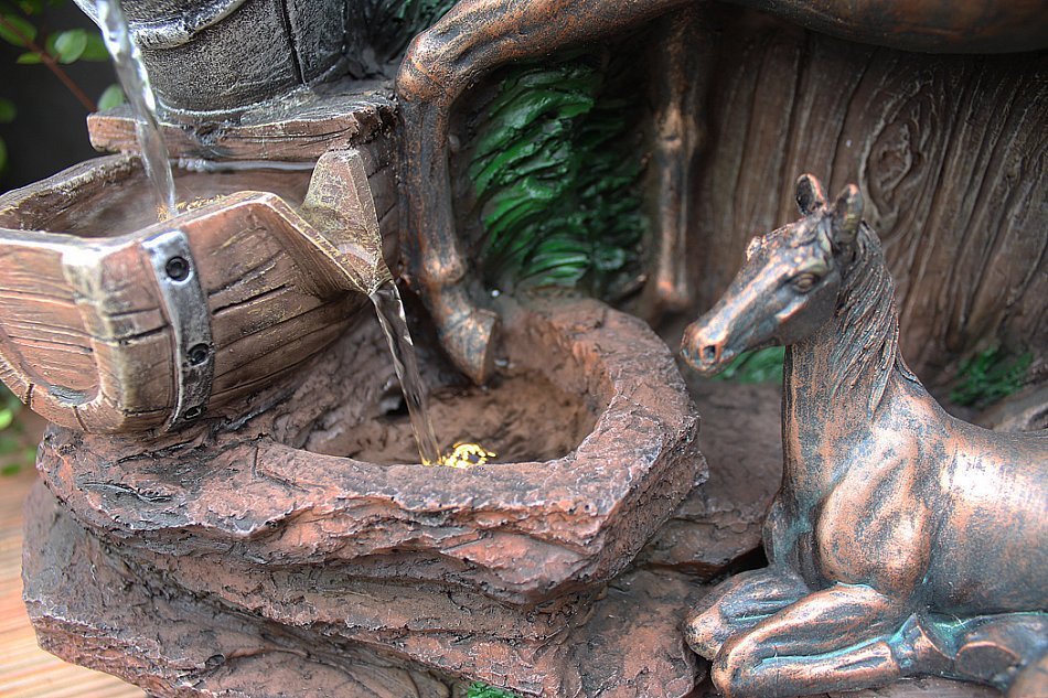Springbrunnen "Pferde" mit LED Beleuchtung Gartenbrunnen Zimmerbrunnen