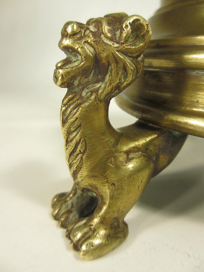 Antiker Kerzenhalter um 1900 Massiv Messing drei Löwenfüße Alter